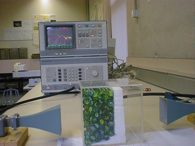 Fig. 2. Experimental arrangement to measure the transmission spectrum of a sample of several layers of marbles. | Credit: Gastón et al (2005)
