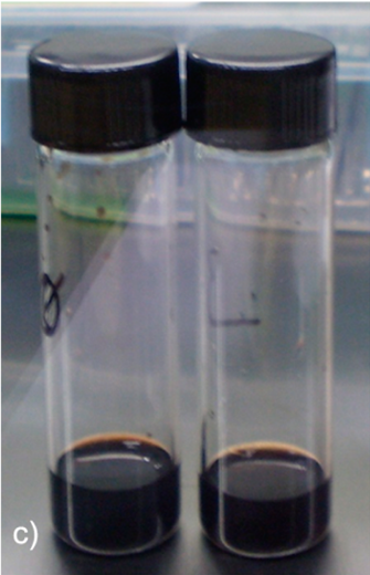 Daylight picture of three-month old 0,1 mM solutions of PbS quantum dots. The one of the left has standard ligands, the other p-methilbenezenethiolates.