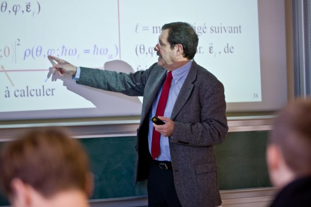 Figure 1. Alain Aspect. One of the pioneers in Bell's inequalities experiments giving a talk at École Polytechnique. | Credit: Wikipedia.