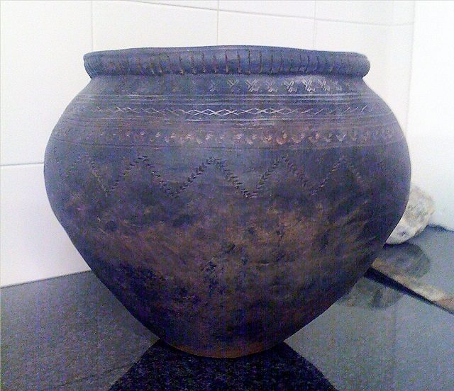 Figure 1. A modern replica of an Iron Age pot found in Galicia, Spain.